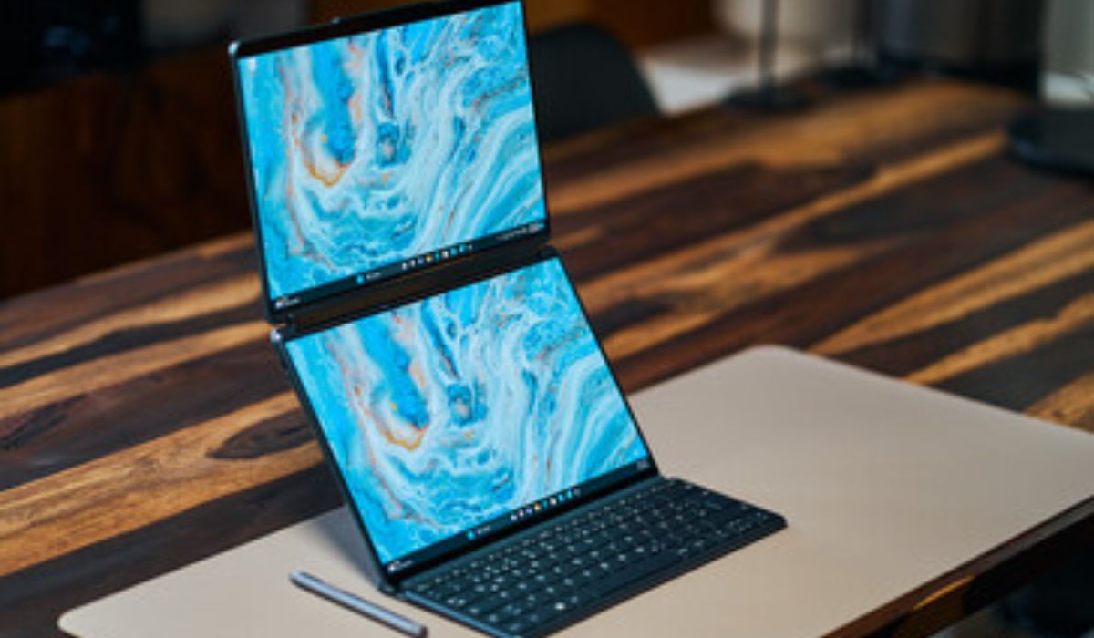 Lenovo Yoga Book 9 với 2 màn hình OLED (Nguồn: Joseph Maldonado)