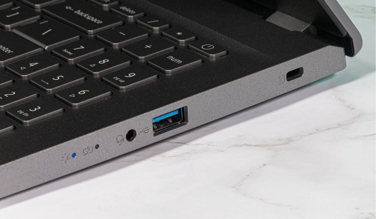 Các cổng kết nối của laptop (phải)
