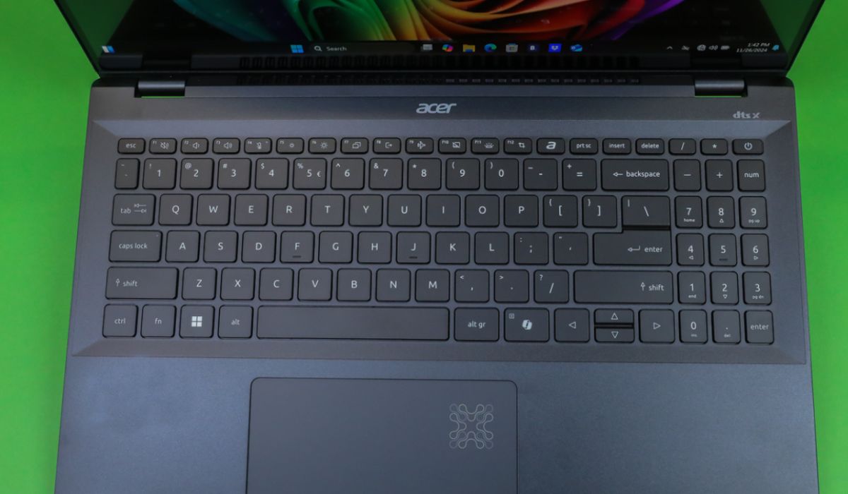 Bàn phím laptop có khu vực phím số và đèn backlit