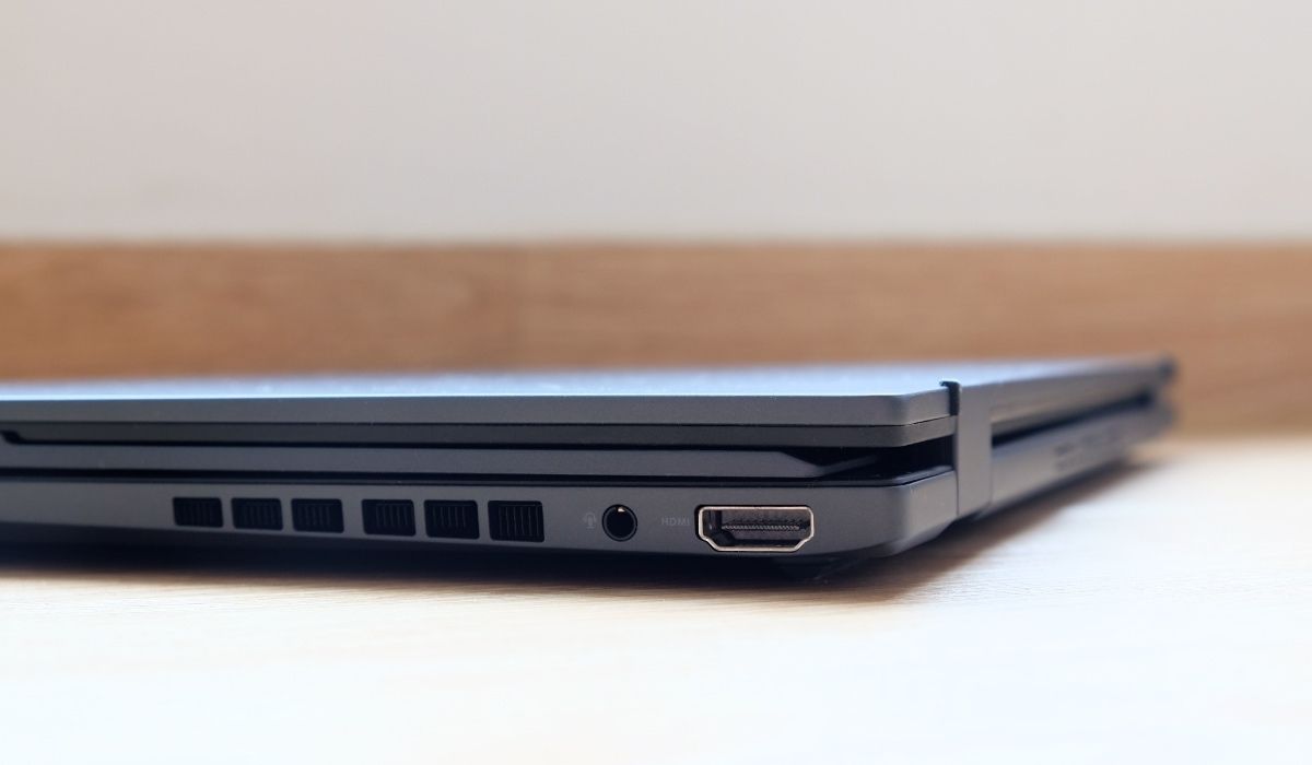 Cổng kết nối ở cạnh phải của Asus Zenbook Dou OLED UX8406