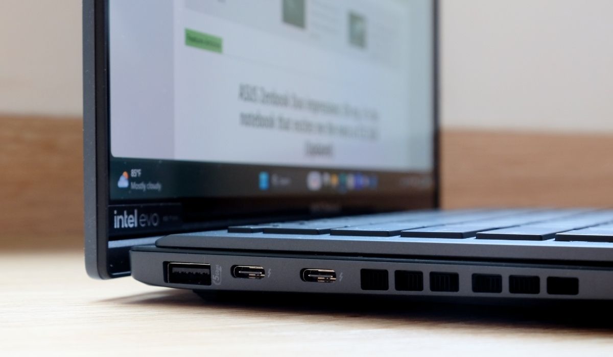 Cổng kết nối ở cạnh trái của Asus Zenbook Dou OLED UX8406