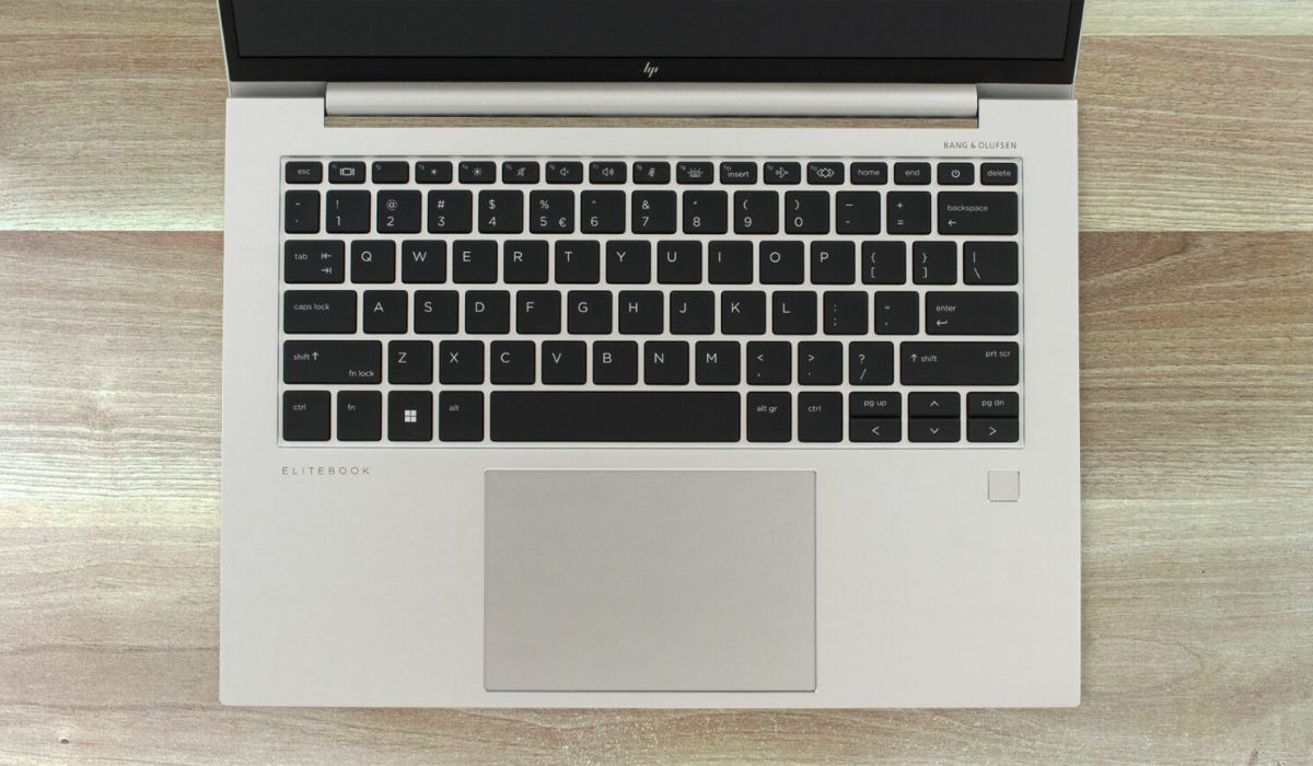 Bàn phím và touchpad tiện lợi
