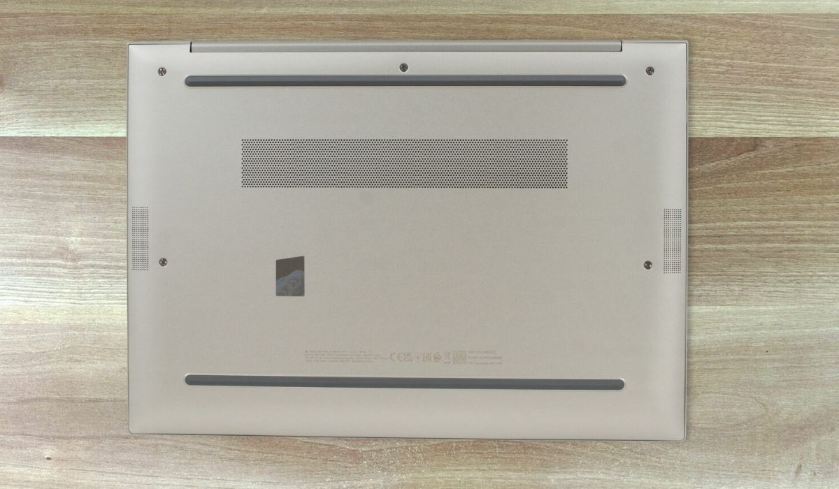 Các khe tản nhiệt ở mặt D của HP Elitebook 845 G10