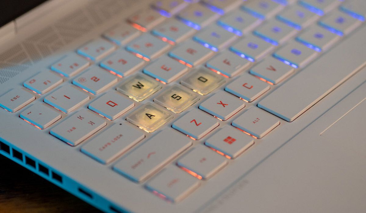 Các phím của HP Omen Transcend 16 2023 được thiết kế khoa học và ấn tượng với đèn RGB