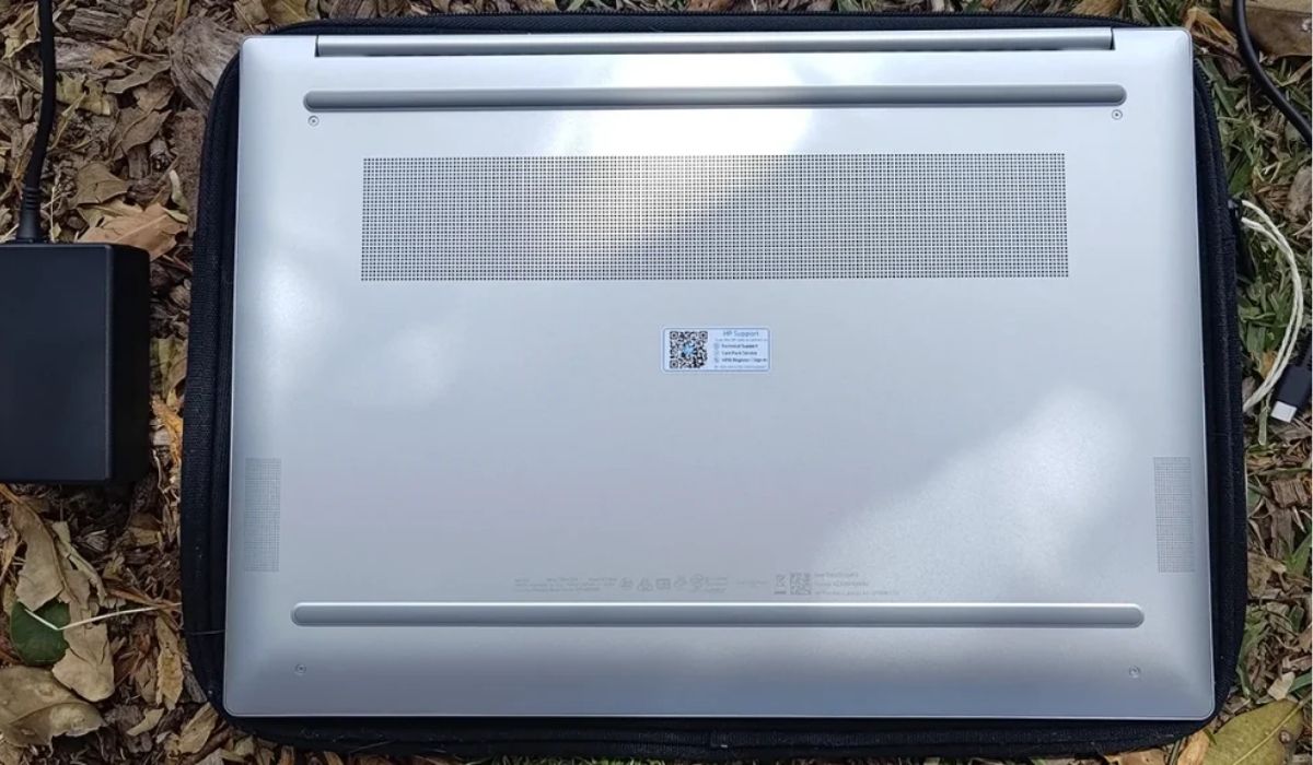 Các khe tản nhiệt ở mặt sau của laptop