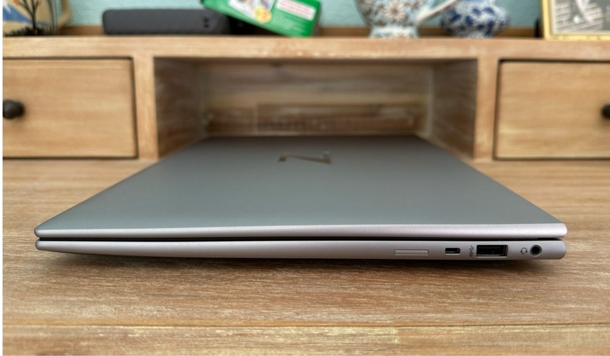 Cổng kết nối của HP Zbook Firefly 14 G9 (phải) 