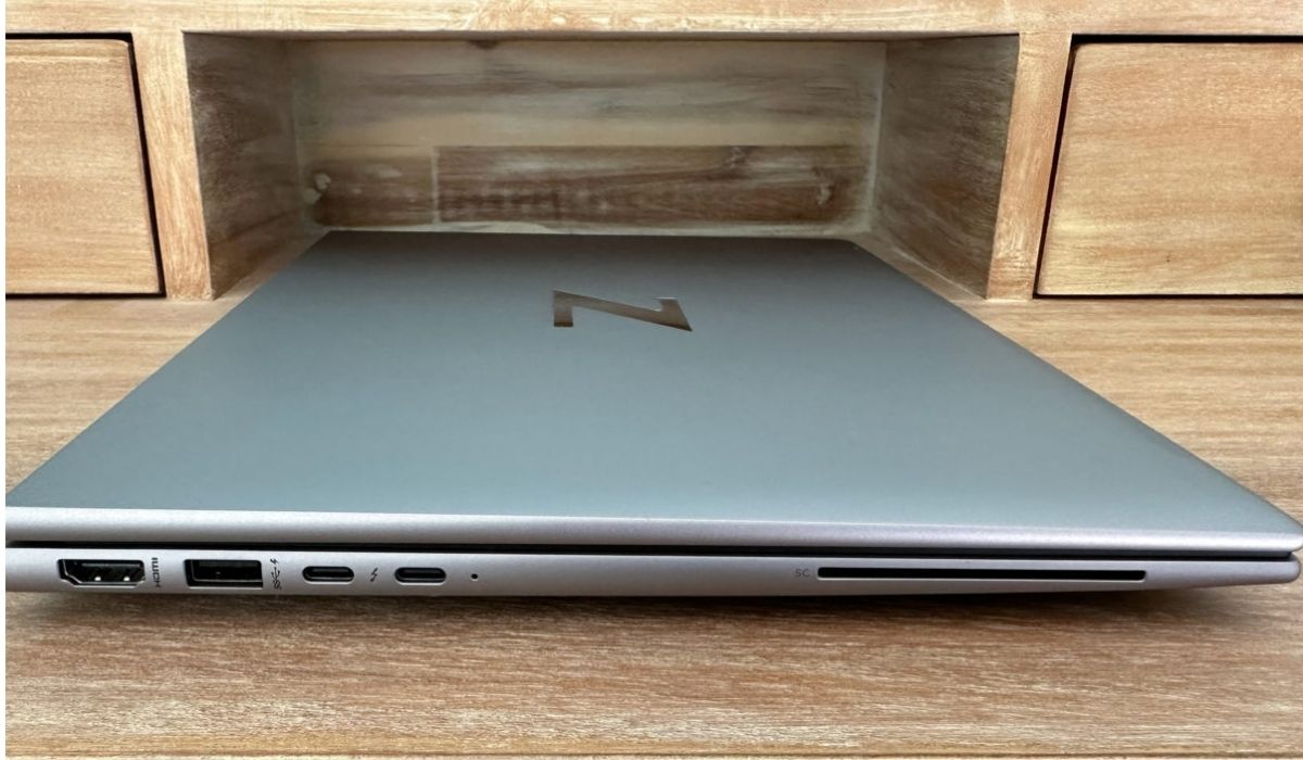 Cổng kết nối của HP Zbook Firefly 14 G9 (trái)