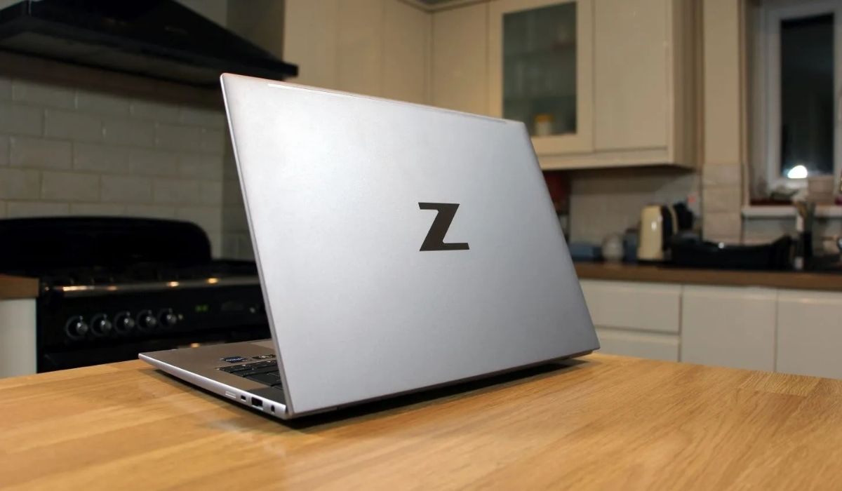 Thiết kế laptop nổi bật với logo đặc trưng mở mặt lưng