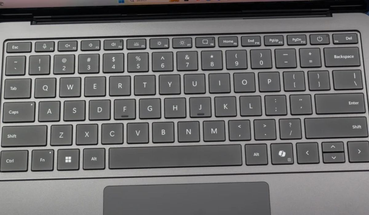 Bàn phím có đèn nền để hỗ trợ làm việc ổn định