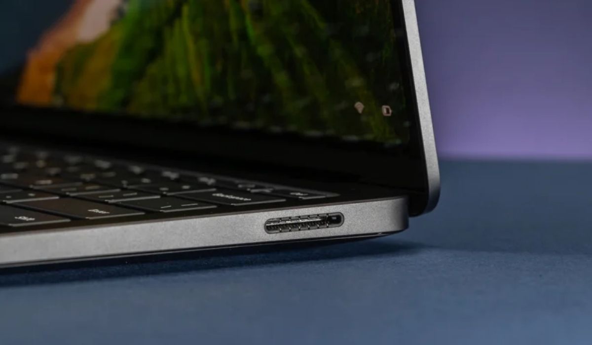 Cổng thiết kế ở cạnh phải của laptop