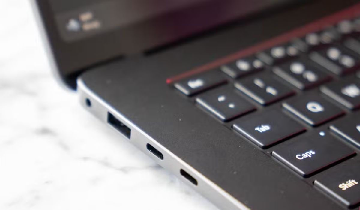 Các cổng kết nối ở cạnh trái laptop