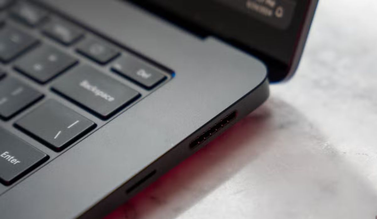 Các cổng kết nối ở cạnh phải laptop