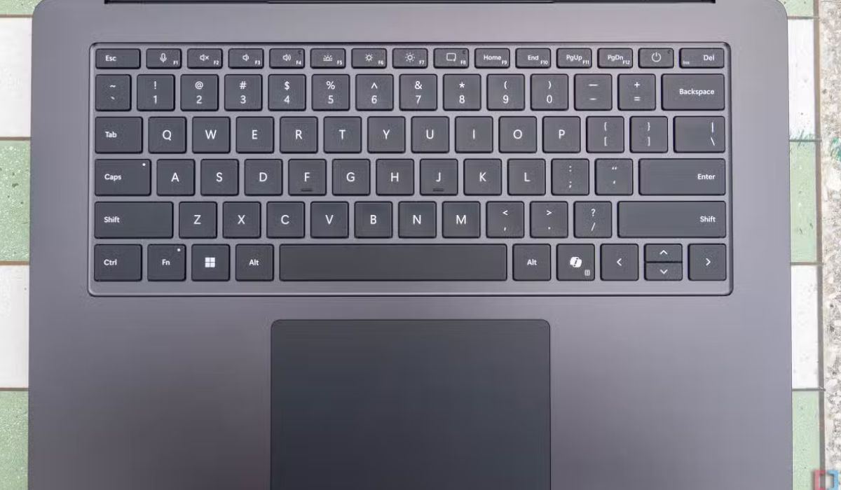 Bàn phím khoa học và touchpad haptic thoải mái
